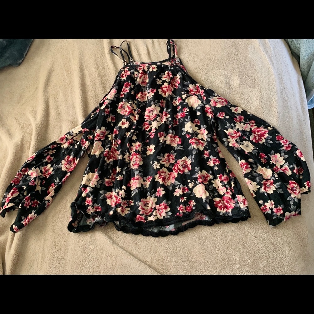 American Eagle Cold shoulder bellbottom blouse